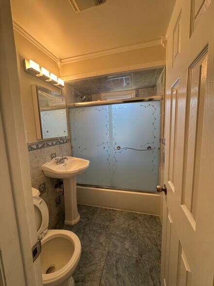 Building Photo - 646 Fairview Ave