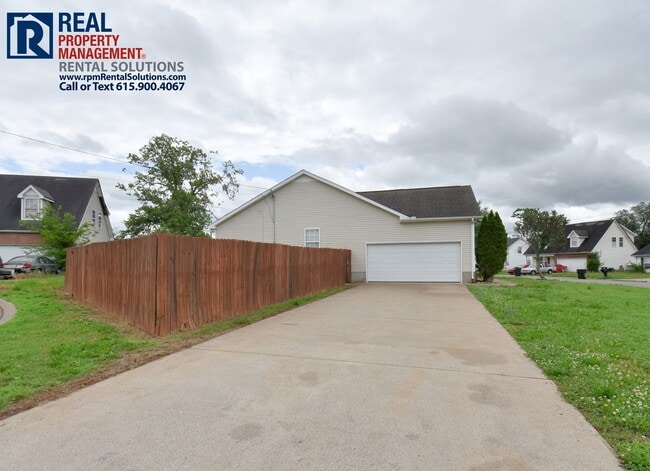 Building Photo - Adorable 3-bedroom home in Murfreesboro on a corner lot! Attached garage and washer and dryer hoo...
