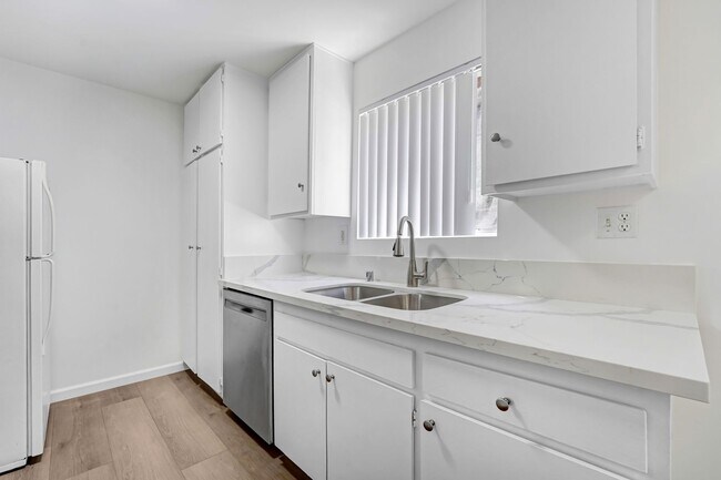 Building Photo - 2927 Arizona Ave - near Wilshire Blvd!