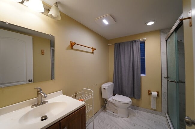 Building Photo - 807 Mansfield Ct