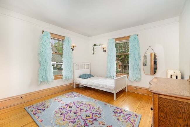 Building Photo - Spacious 4BR/2BA Single-Family Home in Mer...