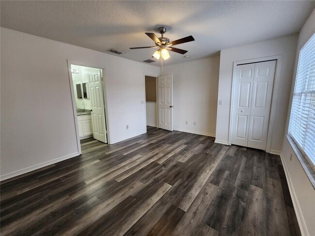 Building Photo - 701 Cresting Oak Cir