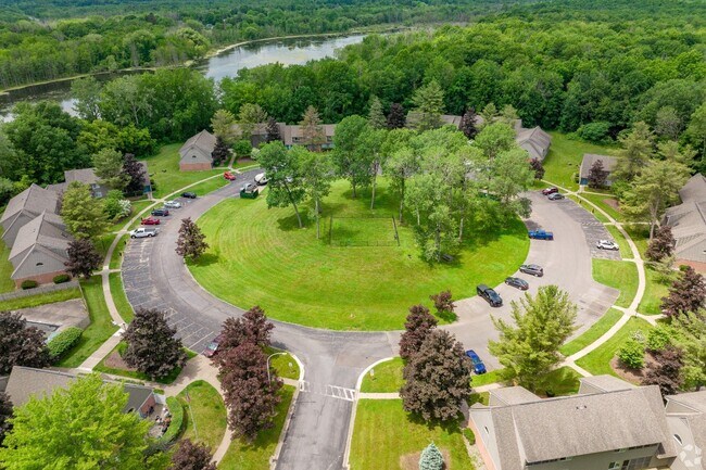 Building Photo - 2 Meadowbrook Cir