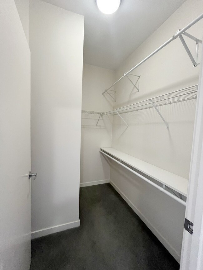 Building Photo - 1075 W Roosevelt Rd