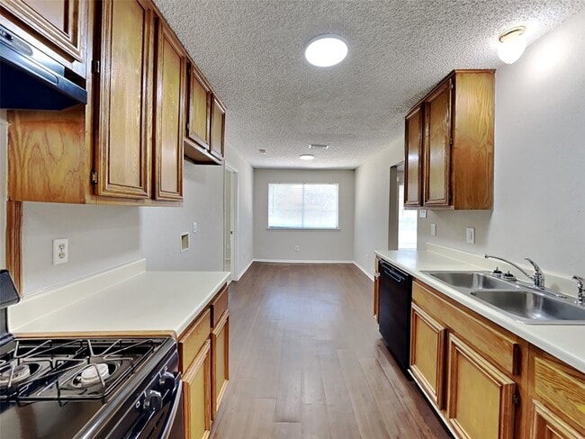Building Photo - 16302 N Cross Dr