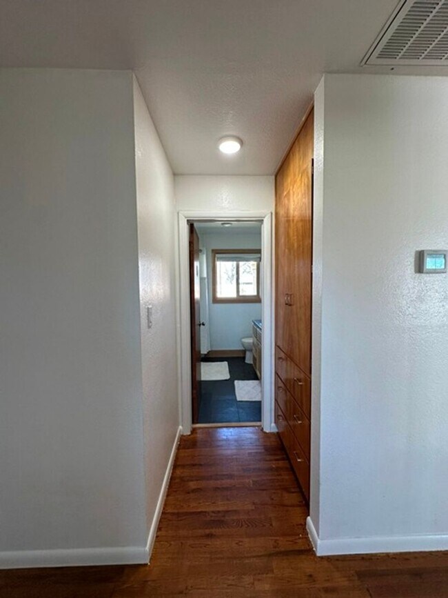 Building Photo - Updated home in Henley School District