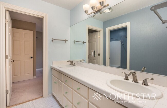 Building Photo - Spacious Elegance in Lake Oswego