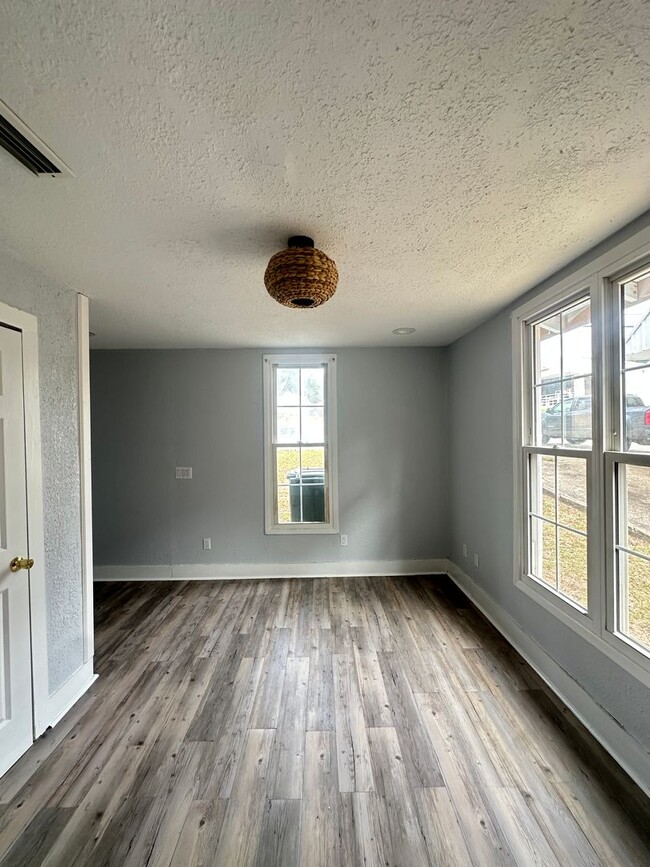 Building Photo - 410 Glover Ave