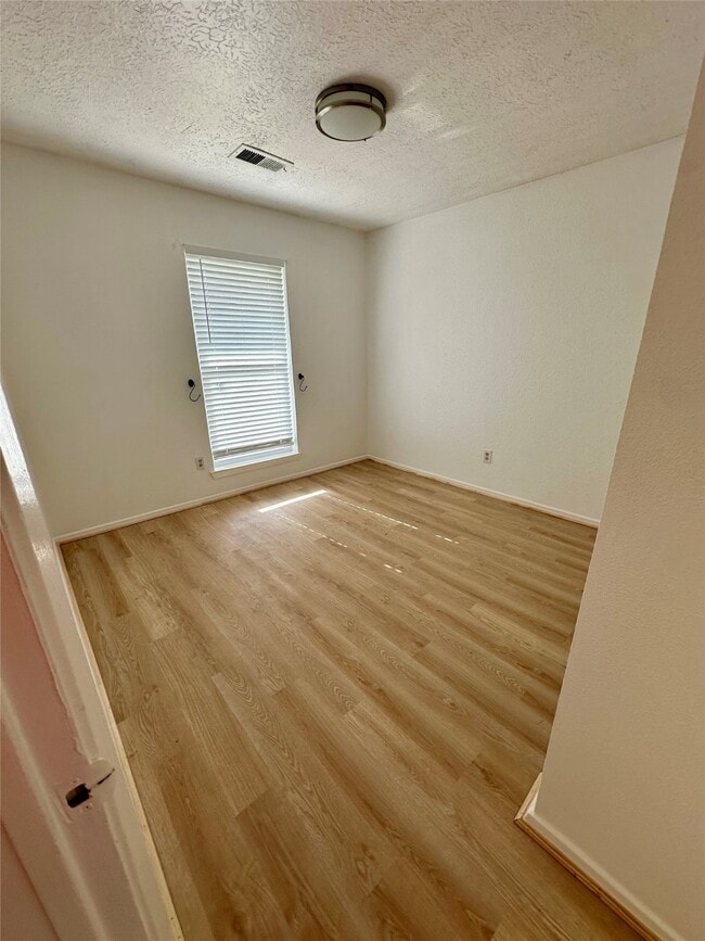 Building Photo - 10431 Town Square Rd