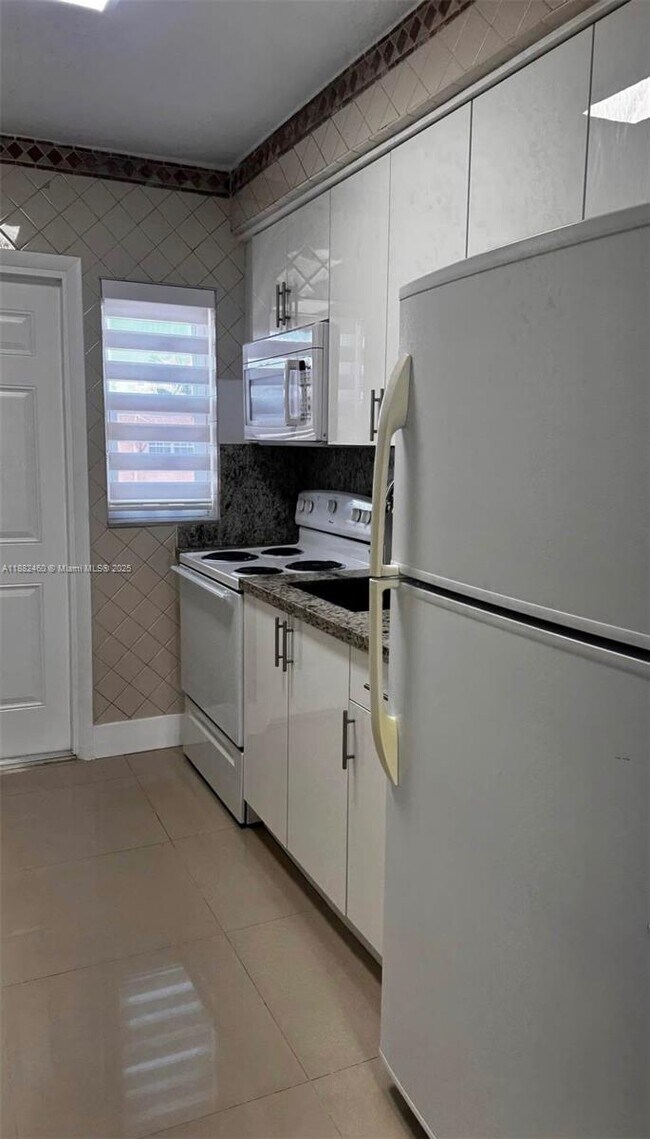 Building Photo - 3600 SW 9th Terrace