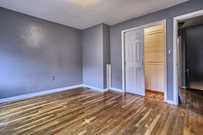 Building Photo - Charming 3 bed, 2 bath, south side flats h...