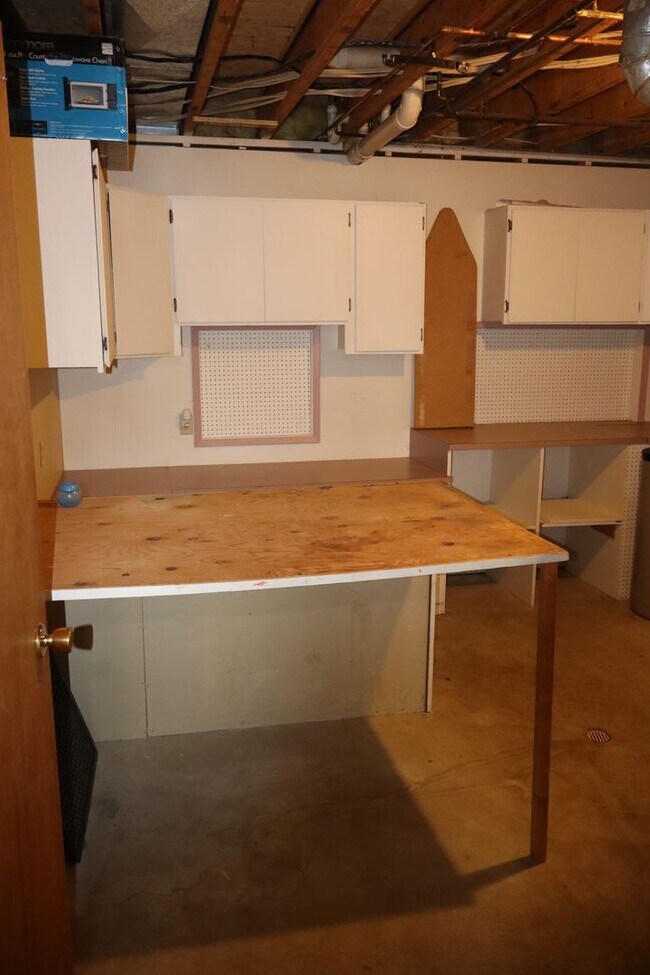 Building Photo - Spacious Home with Large pet friendly yard