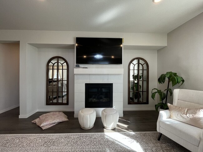 Building Photo - Spacious 5BR Home Near Mountainside High School with Loft, Balcony & Large Kitchen