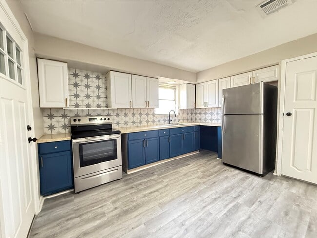 Building Photo - 4218 Esther St