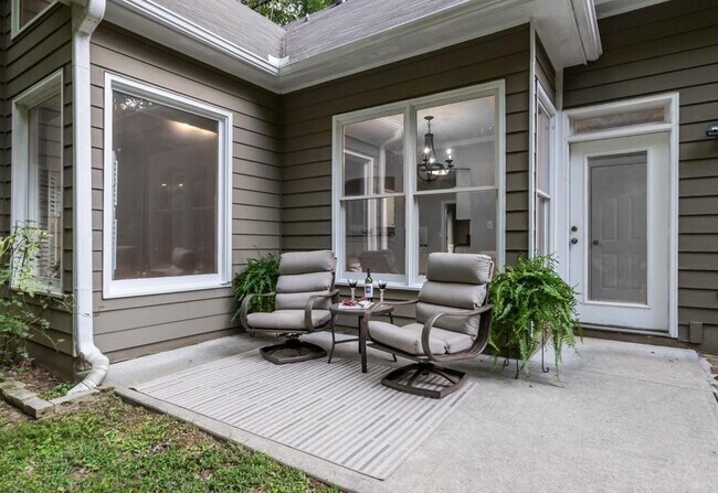 Building Photo - 802 Satinwood Pl