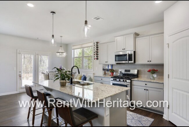 Building Photo - Custom DR Horton Home in Popular Overlook at Camp Creek/ Attention to Detail / Fantastic Location