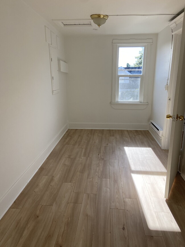 Building Photo - Spacious 3 bed 1 bath, bright & cheery apa...