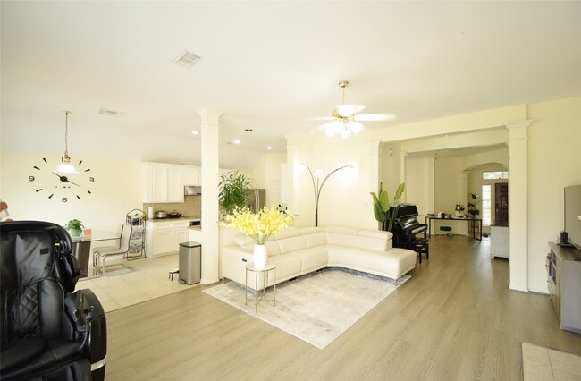 Building Photo - 3219 Summerland Dr