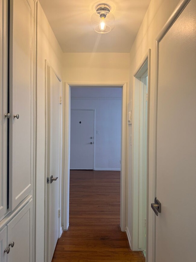 Building Photo - 8711 W Knl Dr