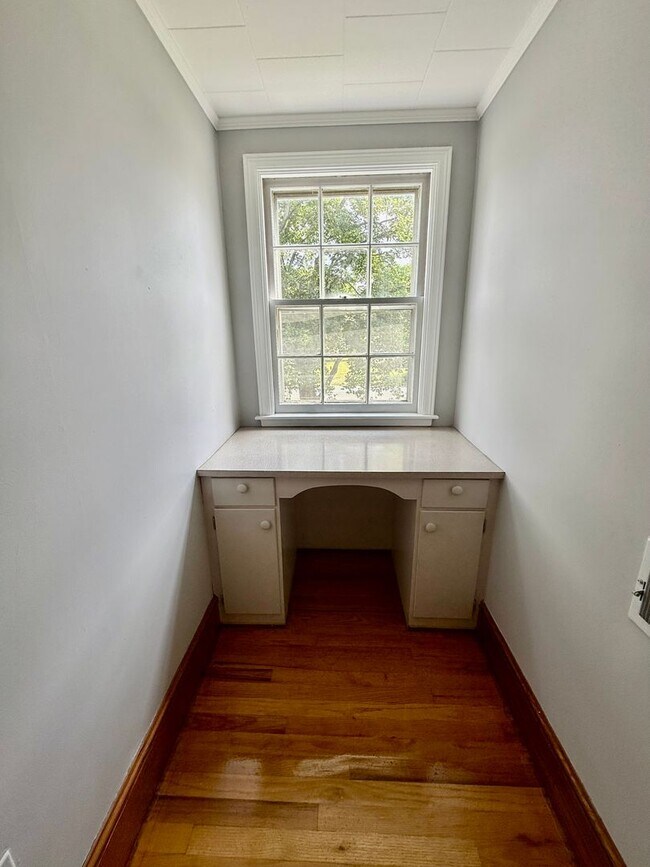 Building Photo - Four bedroom, 1.5 bath house in Graham -De...