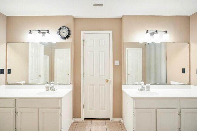 Building Photo - 2122 Mallorca Dr