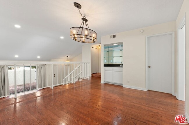 Building Photo - 6021 Lindley Ave