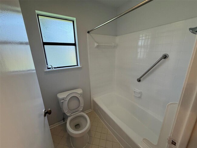 Building Photo - 111 Creekside Dr