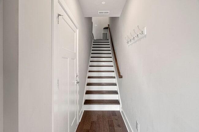 Building Photo - Like New Townhome Ready for Immediate Move-In!!! Bryant Park in West End