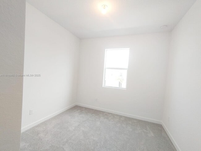 Building Photo - 659 SE Lk Fls St