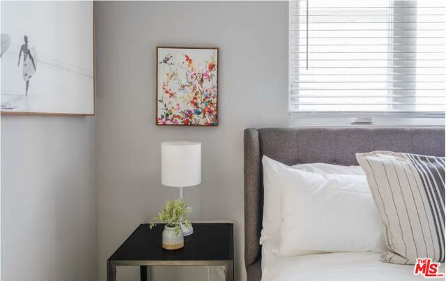 Building Photo - 817 N Mariposa Ave