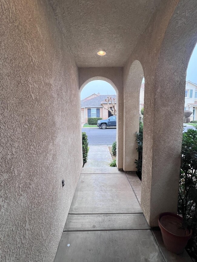 Building Photo - 770 W Brittany Ln