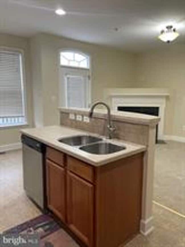 Building Photo - END UNIT TOWNHOUSE WITH 2 CAR GARAGE, 4 BEDROOMS AND 3.5 BATHS..FINISHED REC ROOM