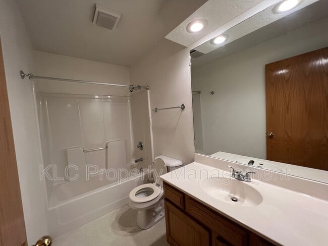 Building Photo - 15104 Hawthorn Dr