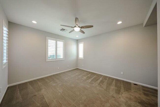 Building Photo - Beautiful 5bedrooms-2Baths Modern Style Home!