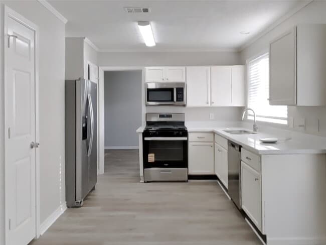 Building Photo - 18139 Lake Bend Dr