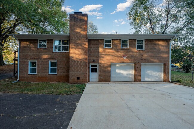 Building Photo - 2860 Lansdowne Drive