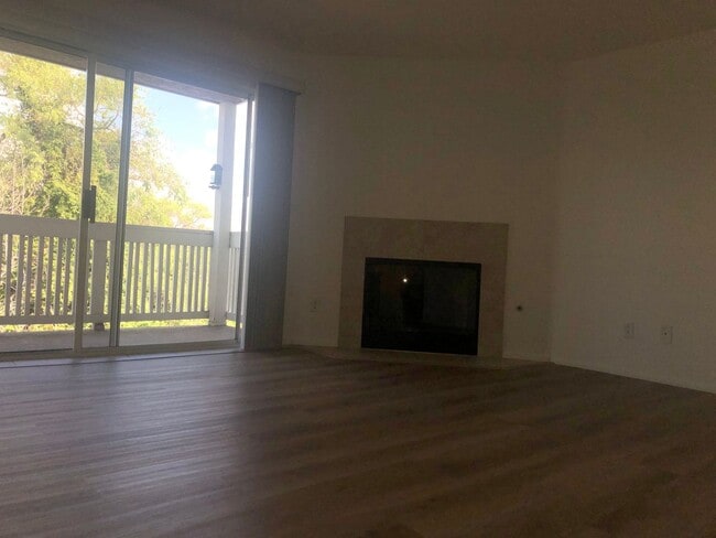 Building Photo - Bright 2 Bedroom Condo in Oceanside!