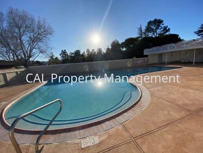 Building Photo - 2 Bed/ 2 Bath Condominium Coming Soon!