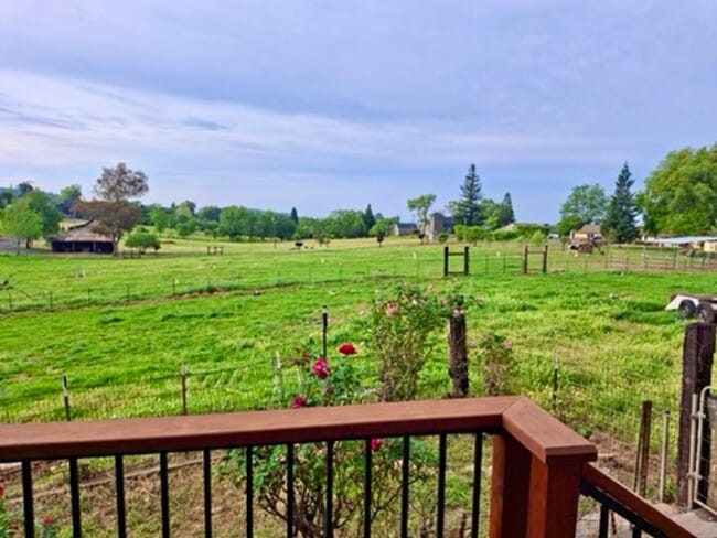 Building Photo - STUDIO COUNTRY HOUSE WITH PASTORAL SUNSET VIEW