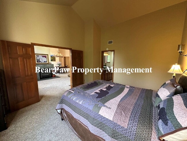 Building Photo - Beautiful Condo in Genesee!!