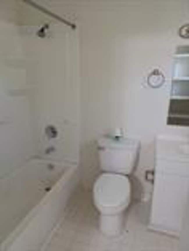 Building Photo - Elmwood Apartments- 1 and 2 Bedrooms w/ WD...