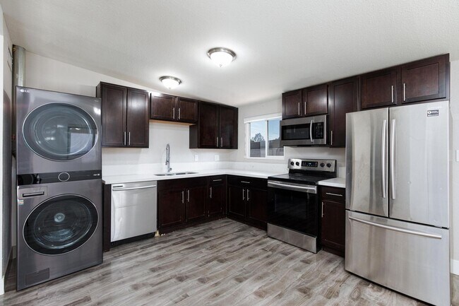 Building Photo - Stylish 4-Bedroom Single-Story Home with M...