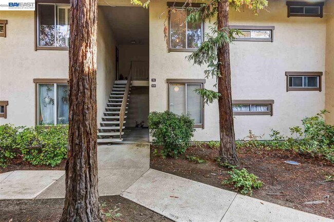 Building Photo - 2734 Oak Rd