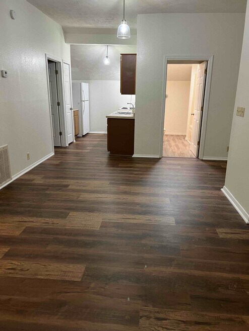 Building Photo - 409 Main St