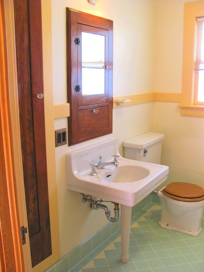 Building Photo - Vintage Arts & Crafts style, fully-remodeled, 2-bedroom, 1 bath house within walking distance to ...