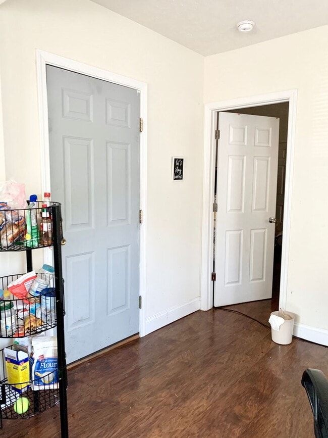 Building Photo - ONE BED APT, available August 2026! Located just south of downtown!