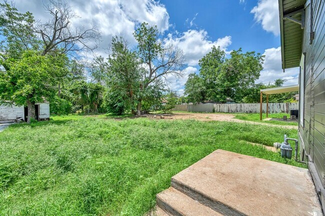 Building Photo - Well-maintained 4BD/2BA Home in Waco