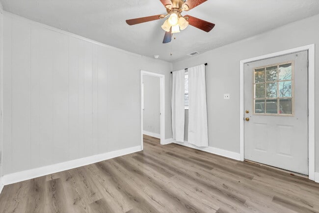 Building Photo - Charming 2-bedroom, 1-bath near downtown Clarksville!