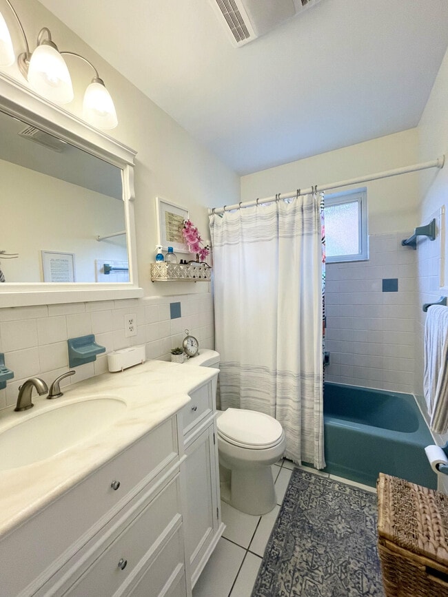 Building Photo - 266 NE Wavecrest Way