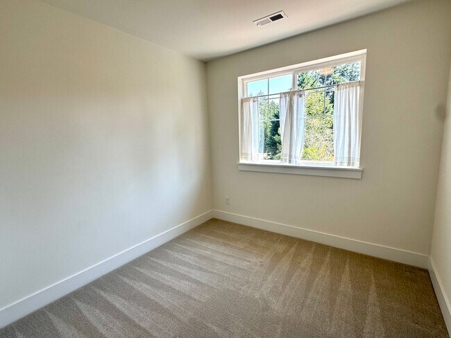 Building Photo - Private Palmer Lake Home w/ 3 Bedrooms, Of...